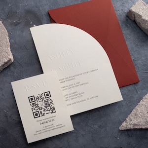 Faire-part de mariage élégant en forme d'arc en relief | Typographie et gaufrage à l'aveugle | Design minimaliste | Suite texturée de luxe