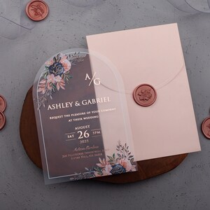 Faire-part de mariage en acrylique or rose avec enveloppe rose poudré, faire-part arche, design floral élégant - Faire-part de mariage transparent