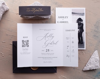 Puede incluir: Una invitación de boda blanca con texto negro y una foto en blanco y negro de una pareja. La invitación incluye los nombres Ashley y Gabriel, la fecha 25 de julio y la ubicación Sunflower Restaurant & Resort. La invitación también incluye una línea de tiempo de los eventos del día de la boda.
