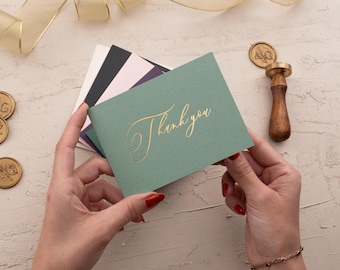 Tarjetas de agradecimiento con detalles dorados, papelería elegante para bodas, notas nupciales personalizadas.