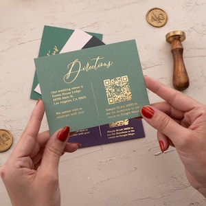 Puede incluir: Una tarjeta verde con letras doradas y un código QR. La tarjeta dice "Directions" e incluye la dirección del lugar de la boda: Forest House Lodge, 24190 Main St, Los Angeles, CA 95631. El texto "Simply SCAN HERE to see the directions to the venue on Google Maps" también está incluido.