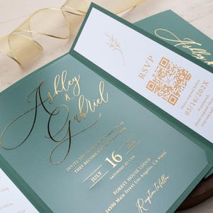 Faire-part de mariage plié en acrylique, Veste vert émeraude avec impression du message de confirmation et des détails, Faire-part de mariage en acrylique, feuille d'or, Look luxueux