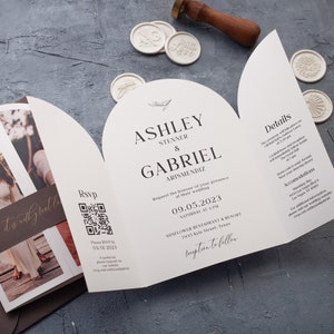 Suite de faire-part de mariage en arc plié avec photos | Faire-part de mariage moderne et élégant avec RSVP code QR, ceinture et enveloppes, photos de couple