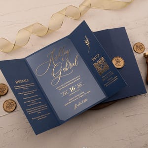 Invitations pliantes en acrylique bleu marine avec feuille d'or, Invitations pliées élégantes, Cartes transparentes de luxe, Prénoms personnalisés, Invitations à trois volets