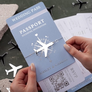 Faire-part de mariage de voyage en feuille d'argent | Carte d'embarquement de style passeport bleu bébé | Cartes de mariage à destination avion, argent et bleu ciel