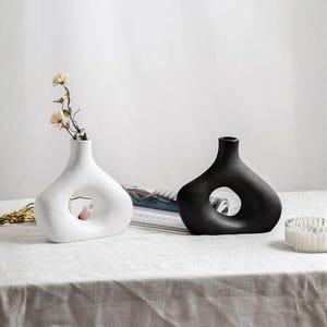 Vaso decorativo escandinavo em cerâmica escovada • Design moderno em formato de O • Vaso minimalista para decoração elegante