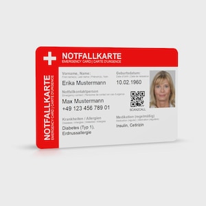 Könnte beinhalten: Eine rot-weiße Notfallkarte mit dem Text "NOTFALLKARTE" und "EMERGENCY CARD | CARTE D'URGENCE". Die Karte enthält persönliche Informationen, ein Foto und medizinische Details. Die Karte hat auch einen QR-Code.