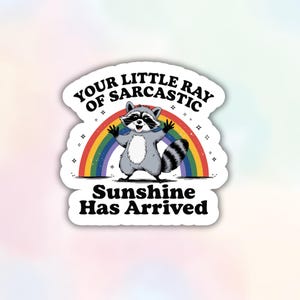 Ha llegado tu pequeño rayo de sol sarcástico, calcomanía divertida de mapache, calcomanía linda de hipster, calcomanía para botella de agua, computadora portátil, Kindle, equipaje