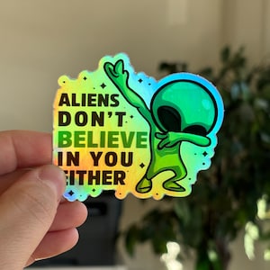 Pegatina holográfica "Los extraterrestres tampoco creen en ti", divertida calcomanía de ovni, impermeable, para botella de agua, portátil, Kindle, Kobo, maleta
