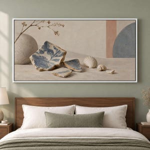 Puede incluir: Una impresión de arte mural rectangular que presenta una naturaleza muerta con un jarrón beige redondo, tres fragmentos de cerámica azul y blanca con motivos florales y tres conchas marinas sobre una superficie neutra y formas geométricas.
