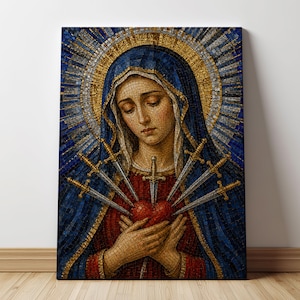 Può includere: Una stampa artistica da parete in stile mosaico raffigurante la Vergine Maria con un'espressione cupa, che indossa un velo blu profondo e una veste rossa. Sette spade d'argento trafiggono un cuore rosso tenuto al petto, su un'aureola dorata.