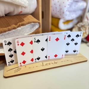 Support cartes à jouer pour enfant en bois personnalisé - Support jeux de cartes - cadeau personnalisé