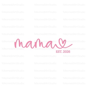 Peut inclure: Texte rose en cursive "mama" avec un symbole de cœur et le texte "EST. 2026" en dessous. Le design est sur fond blanc. La police est douce et féminine.