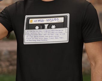 NYC MSG 83 グレイトフル・デッド カセット セット リスト - ヘビーウェイト ユニセックス クルーネック T シャツ | Gildan® 5000