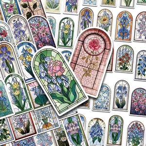 以下が含まれることがあります： ステンドグラス風の様々な花のデザインが描かれたアーチ型のステッカーコレクション。バラ、アイリス、桜などの花々が、色鮮やかな鉛ガラスの複雑なパターンで縁取られ、それぞれのステッカーに個別に表現されています。