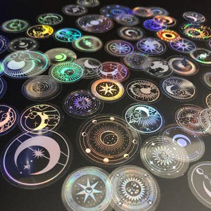 70 枚のホログラフィック / ゴールド箔の月と星のステッカー | 天体ステッカーパック | 占星術と宇宙のデザインステッカー | 月の太陽のデカール