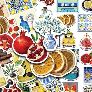 Peut inclure: Une collection d'autocollants assortis présentant des illustrations sur le thème méditerranéen, notamment des grenades, des tranches d'orange séchées, un olivier dans un vase bleu et blanc, des citrons, une voiture jaune, des sardines et des motifs de carreaux.