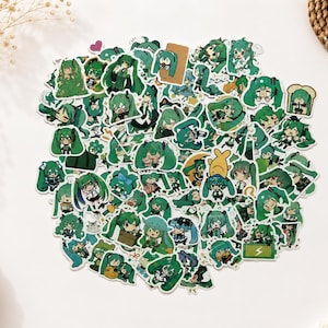 Op de afbeelding: Een grote verzameling gestanste vinylstickers met diverse chibi-stijl illustraties van een personage met lang groenblauw haar. De stickers tonen het personage in talloze houdingen, outfits en uitdrukkingen, allemaal uitgevoerd in verschillende groentinten.