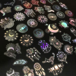 Confezione da 50 adesivi olografici celesti in PET / Adesivi mistici con stelle, luna e sole / Set di adesivi con cristalli stregoneschi / Astrologia e vibrazioni boho