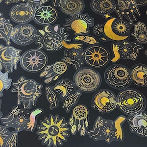 Confezione da 100 adesivi olografici/oro PET celestiali/adesivi mistici con stelle, luna e sole/set di adesivi di cristallo stregonesco/design astrologico