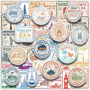 Puede incluir: Una colección de pegatinas con temática de viajes que presentan varias ciudades y monumentos. Las pegatinas muestran diseños de Atenas, Nassau, Manila, Londres, Praga, Buenos Aires, Lisboa, Bergen, El Cairo, Estambul y Roma. Cada pegatina tiene un diseño de sello vintage único.
