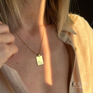 Colar com pingente retangular 18k, colar com citação gravada, mais amor próprio, presente motivacional, colar boho, presente de aniversário