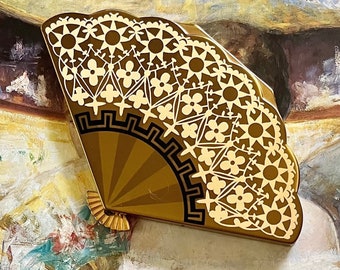 Wadsworth Figural Handheld Fan Novelty Powder Compact with Stylized Art Deco and Lace Enameled Details. Mid-Century. Beautiful!