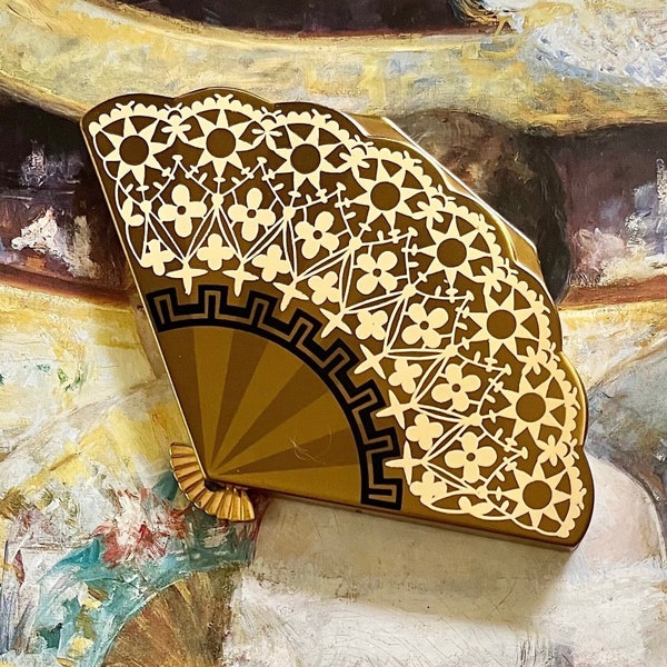 Wadsworth Figural Handheld Fan Novelty Powder Compact with Stylized Art Deco and Lace Enameled Details. Mid-Century. Beautiful!