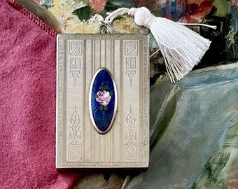 1920s Wristlet Dance Compact with Beautiful Guilloche Enamel Design. Lovely!