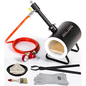 Puede incluir: Un horno de metal negro con un revestimiento de cerámica blanca y una manguera roja conectada a un regulador. El horno está etiquetado como "DEVIL FORGE". El conjunto incluye un par de tenazas, un par de guantes, un pincel y una bolsa de mortero refractario.