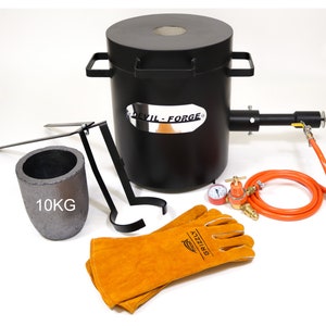Puede incluir: Un horno de metal negro con un crisol, un soporte, guantes y una manguera. El horno tiene una etiqueta que dice "Devil-Forge". El crisol est&aacute; etiquetado con "10KG".