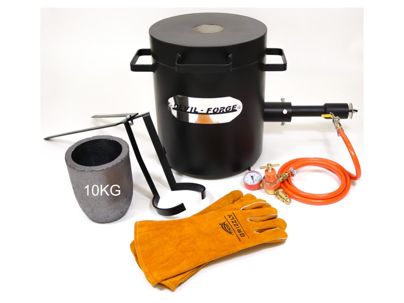 Puede incluir: Un horno de metal negro con un crisol, un soporte, guantes y una manguera. El horno tiene una etiqueta que dice "Devil-Forge". El crisol est&aacute; etiquetado con "10KG".