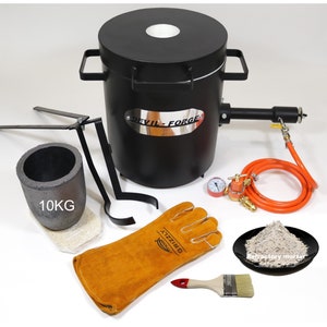 Puede incluir: Un horno de metal negro con el texto "EVIL FORGE", un crisol, tenazas, guantes de cuero y un pincel. El horno tiene una línea de gas y manómetros. Se incluye un crisol de 10 kg.