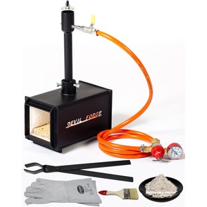 Puede incluir: Un horno de metal negro con una manguera naranja y un manómetro. El horno tiene una etiqueta que dice "DEVIL FORCE". El conjunto incluye un par de tenazas, un par de guantes de cuero, un pincel y un pequeño cuenco de mortero refractario.