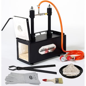 Puede incluir: Un horno de metal negro con un revestimiento de cerámica blanca y una manguera roja y naranja. El horno está etiquetado como "DEVIL-FORGE". La imagen también incluye un par de tenazas, un par de guantes de soldadura, un pincel y un pequeño plato de mortero refractario.