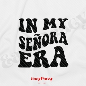 Puede incluir: Diseño gráfico de texto en blanco y negro con las palabras "In My Señora Era" en un estilo de fuente retro.