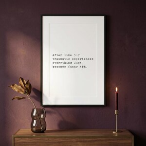 Puede incluir: Un cuadro rectangular con un marco negro fino que contiene papel blanco con texto negro estilo m&aacute;quina de escribir: After like 5-7 traumatic experiences everything just becomes funny tbh. La l&aacute;mina se muestra sobre una pared oscura.