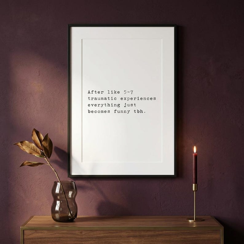 Puede incluir: Un cuadro rectangular con un marco negro fino que contiene papel blanco con texto negro estilo m&aacute;quina de escribir: After like 5-7 traumatic experiences everything just becomes funny tbh. La l&aacute;mina se muestra sobre una pared oscura.