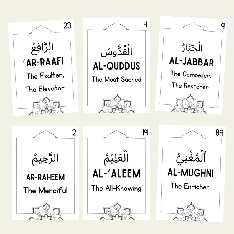 K&ouml;nnte beinhalten: Ein Satz von neun schwarz-wei&szlig;en Karten mit arabischem Text und englischen &Uuml;bersetzungen. Jede Karte zeigt einen anderen Namen Gottes in arabischer Schrift, zusammen mit der englischen &Uuml;bersetzung und einem dekorativen floralen Design.