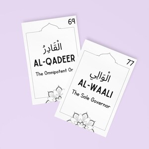 K&ouml;nnte beinhalten: Zwei wei&szlig;e Karten mit schwarzem Text und dekorativen R&auml;ndern. Die obere Karte tr&auml;gt die Nummer 69 und den arabischen Text "الْقَادِرُ" gefolgt vom englischen Text "AL-QADEER" und "The Omnipotent Or". Die untere Karte tr&auml;gt die Nummer 77 und den arabischen Text "الْوَالِي" gefolgt vom englischen Text "AL-WAALI" und "The Sole Governor".