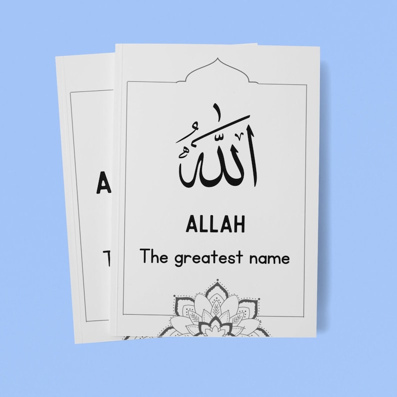 K&ouml;nnte beinhalten: Eine wei&szlig;e Karte mit schwarzem Text und einem schwarz-wei&szlig;en Mandala-Design. Die Karte zeigt das arabische Wort f&uuml;r "Allah" in schwarzer Kalligraphie und den Text "Der gr&ouml;&szlig;te Name".