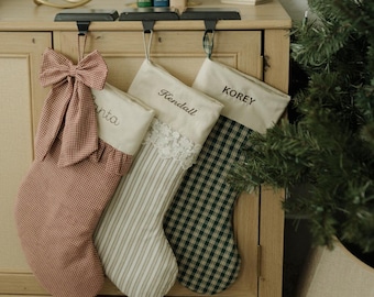 Medias navideñas personalizadas: con nombre bordado, lazo, puños con volante y opciones de encaje.