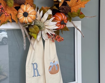 Faja de corona de otoño bordada personalizada: decoración para puerta con monograma de calabaza