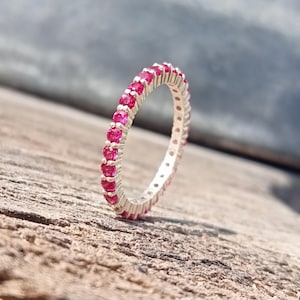 Rubin Eternity Bandring aus Sterling Silber, zierlicher stapelbarer Rubin Ehering