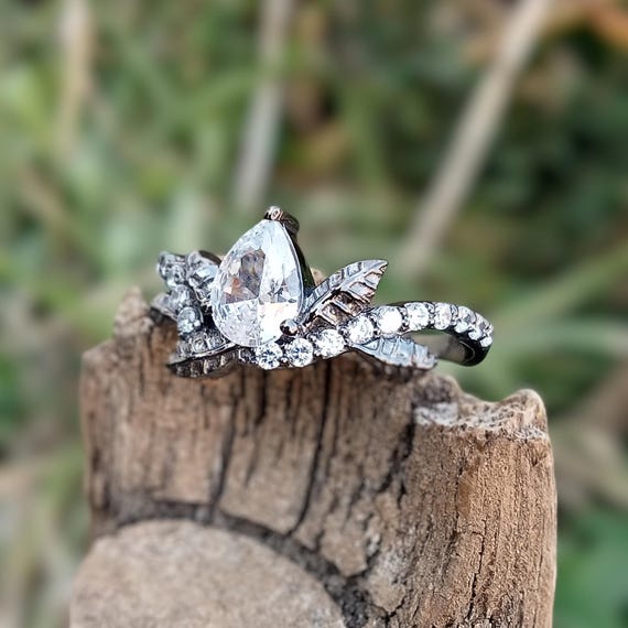 Anillo de compromiso vintage con moissanita en forma de pera