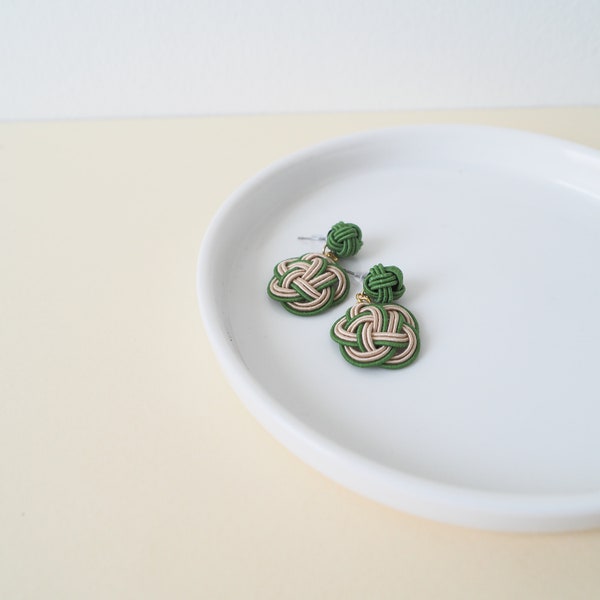 Boucles d'oreilles japonaises en mizuhiki, Ume x awaji-dama, couleur matcha et beige