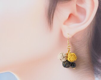 Boucles d'oreilles japonaises en mizuhiki et perles naturelles d'onyx, couleur moutarde