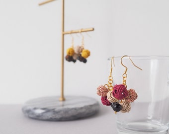 Boucles d'oreilles japonaises en mizuhiki et perles naturelles d'onyx, couleur bordeaux