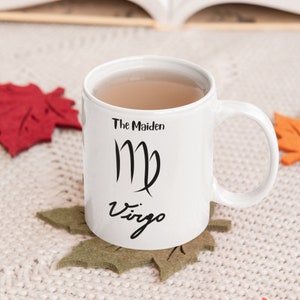 Tasse en céramique Vierge 11oz, tasse de signe astrologique, tasse sur le thème de l’astrologie Vierge, boisson Céleste Vierge, conception de l’espace étoilé Vierge, tasse Zodiac,