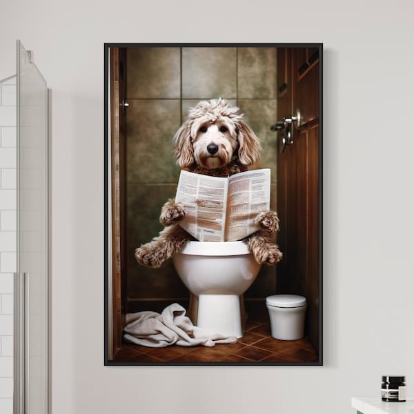 Goldendoodle Hund auf der Toilette, der Zeitung liest, lustiger Badezimmer Kunst, Toiletten Humor Tierdruck oder Leinwand gerahmt ungerahmt, fertig zum Aufhängen